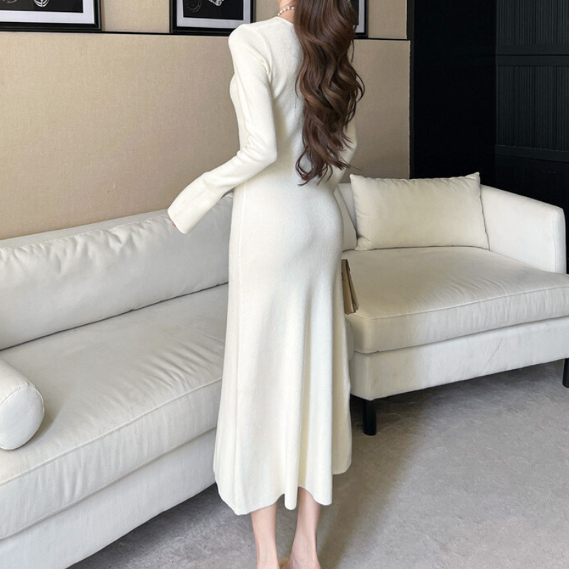 体のラインを美しく魅せるホワイトニットワンピース|デート服に最適