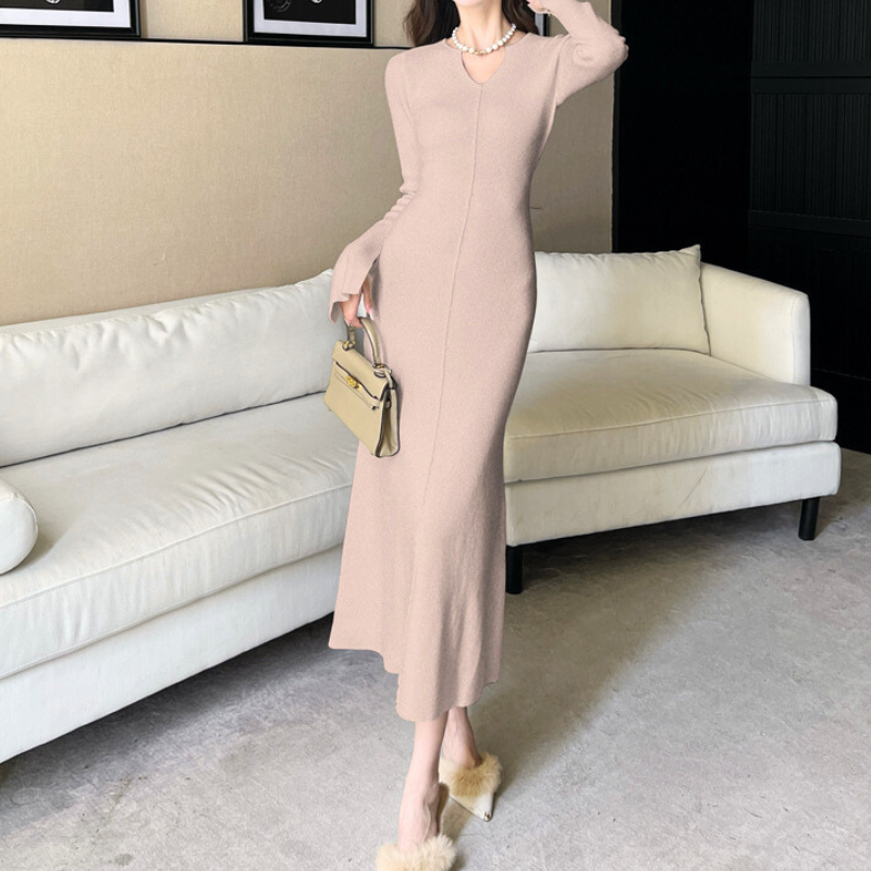 ナチュラルな柔らかベージュのロングニットワンピース|清楚で上品な印象