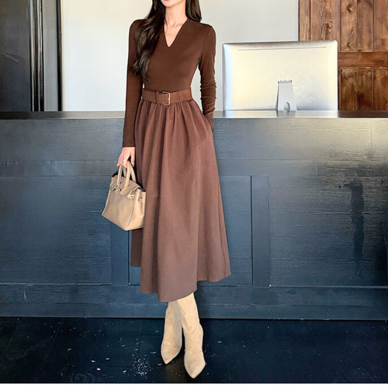 秋冬コーデに映えるブラウンVネックワンピース ロングブーツ合わせで上品に