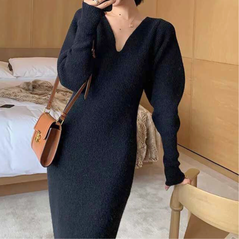 二の腕をカバーするパフスリーブ部分をクローズアップし、リブ編みの質感が際立つ