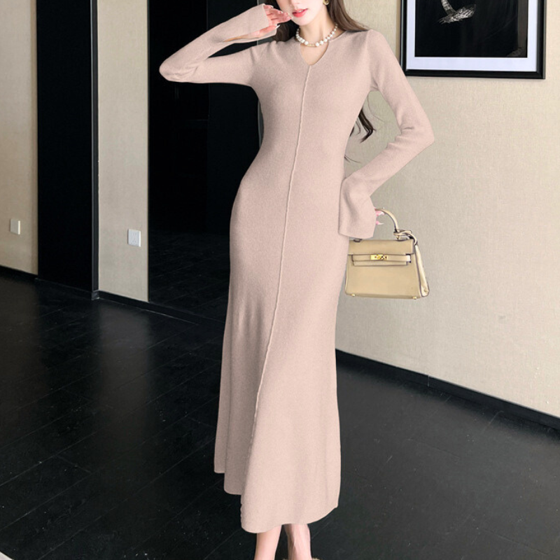 30代女性におすすめ ベージュVネックリブニットワンピース 秋冬春の好印象コーデ