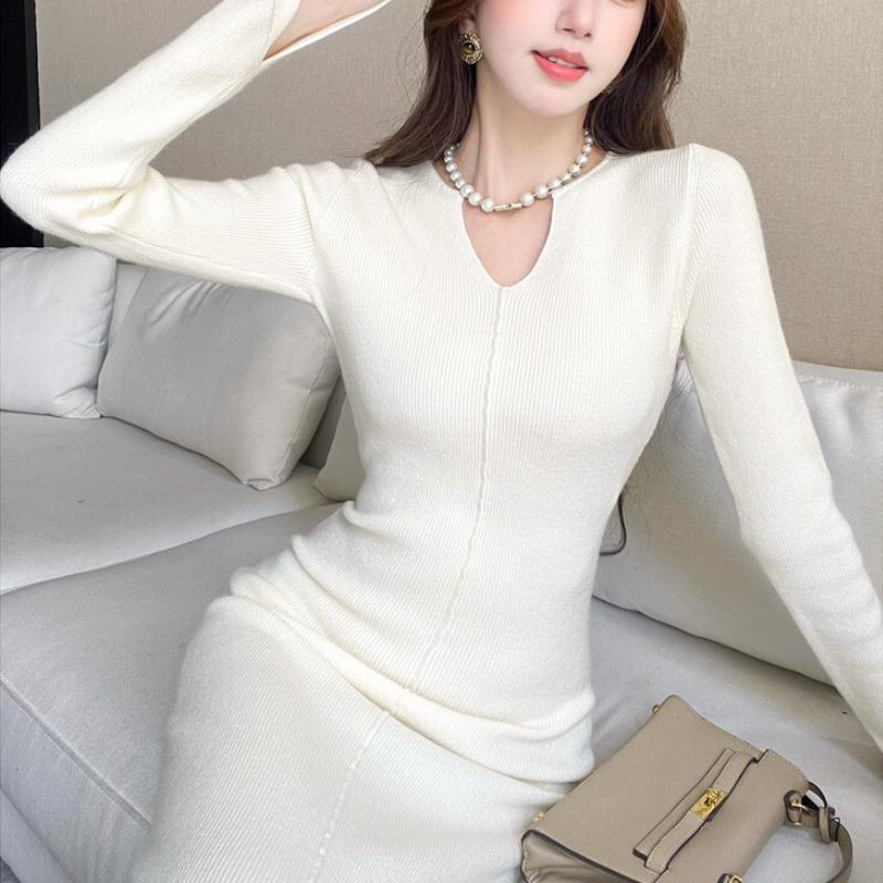 ホワイトVネックニットワンピース 清楚感と上品さを両立した好印象スタイル