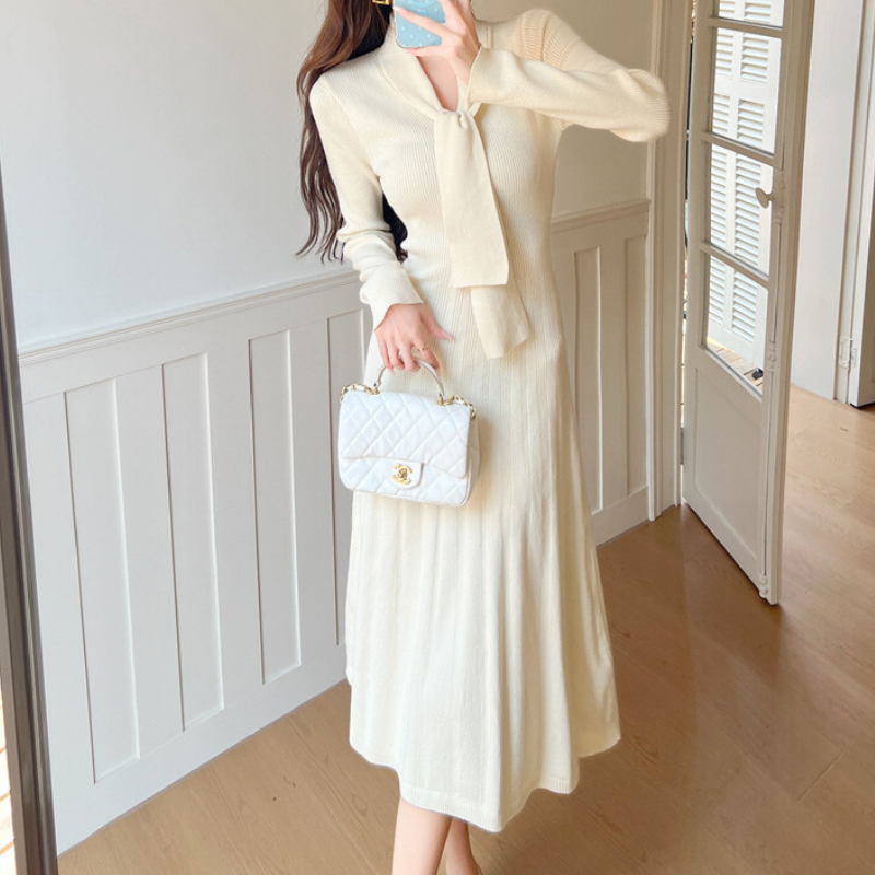 リボンタイ付きホワイトニットワンピースを着た女性|清楚でフェミニンな印象に