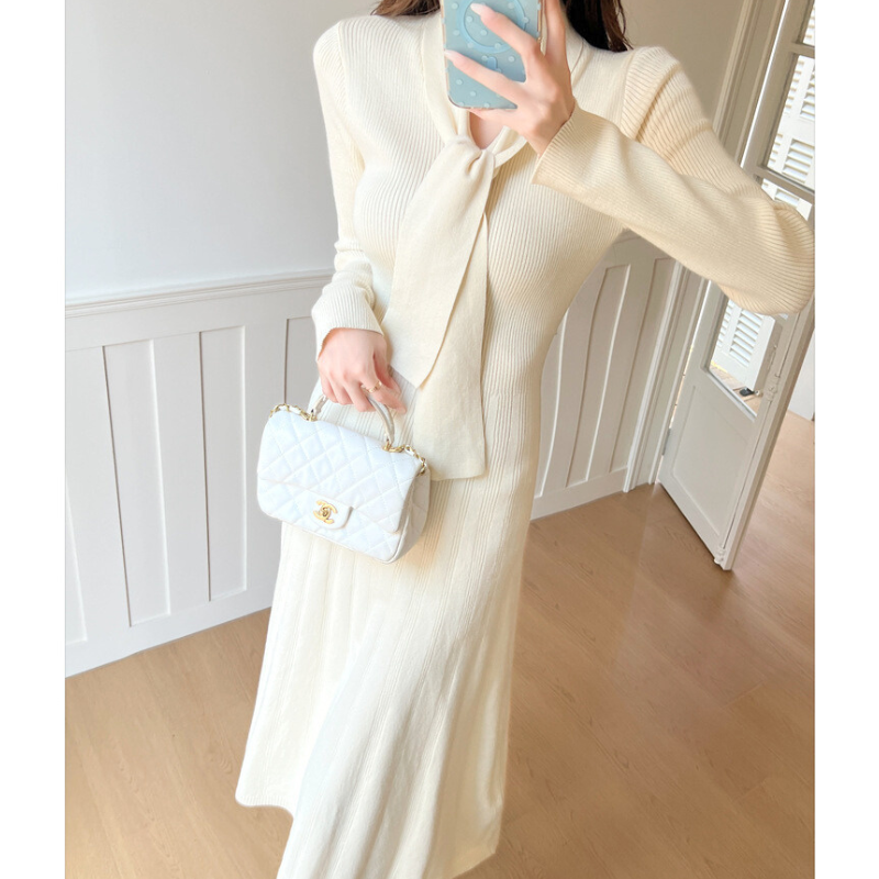 リボンタイが印象的なホワイトニットワンピース|彼氏ウケ抜群の清楚スタイル