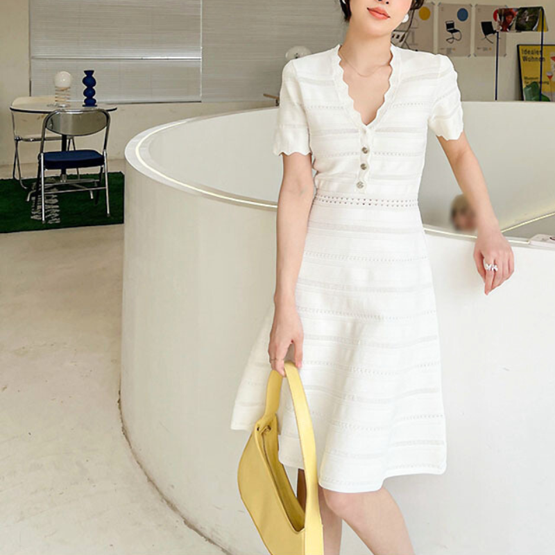 フレア感とライン美が魅力のサマーニットワンピース(白)