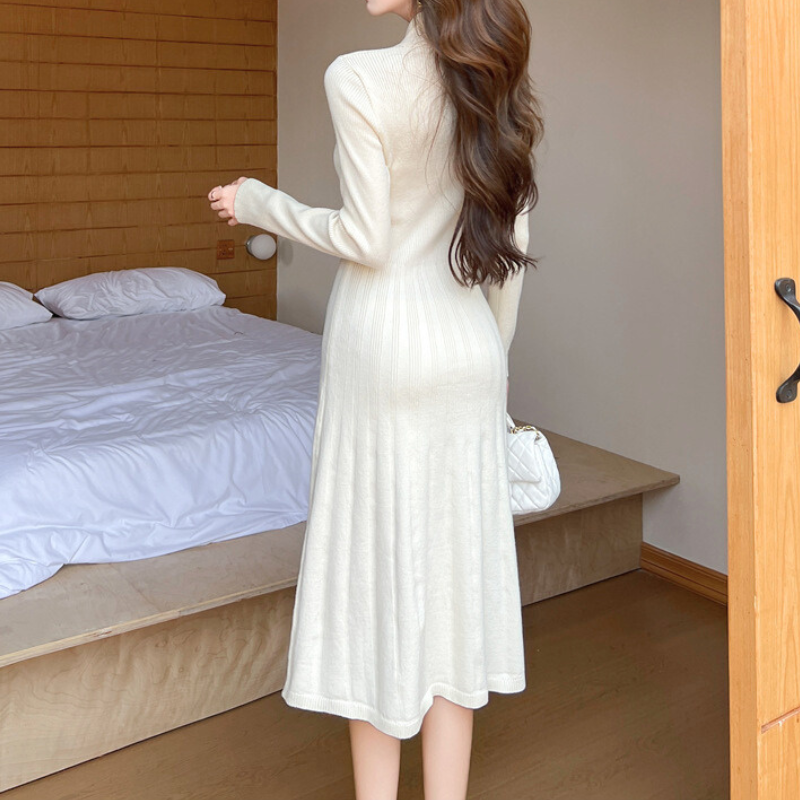 ホワイトリブニットワンピースの後ろ姿|柔らかい素材感と美シルエットが魅力