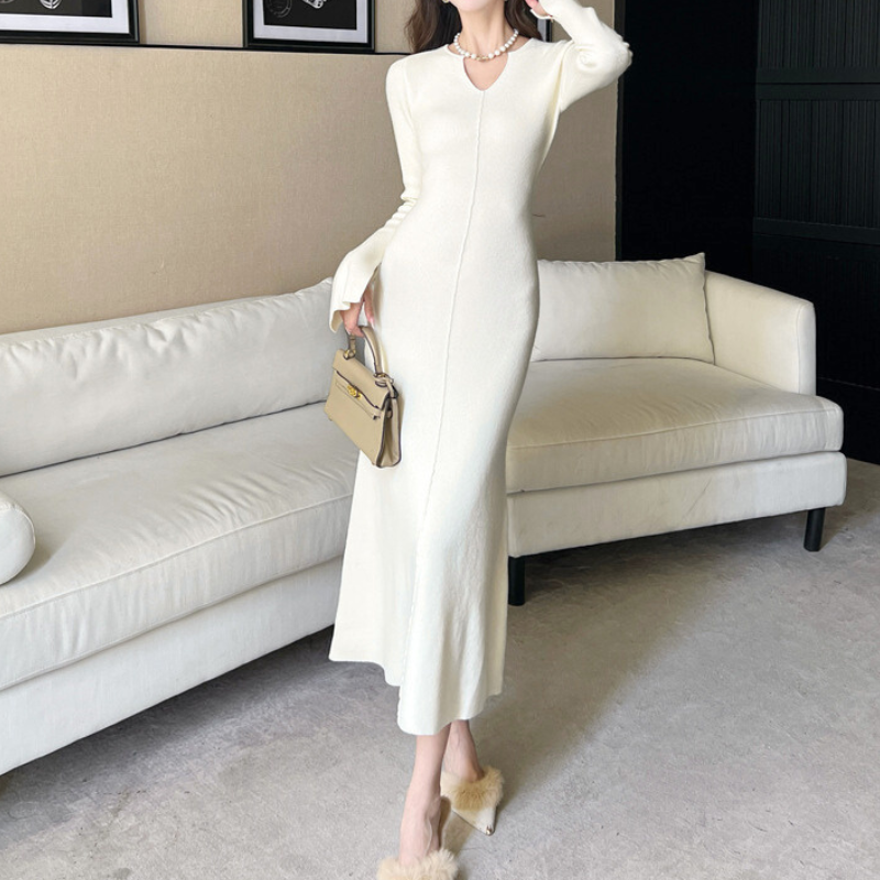 春にも着られるホワイトリブニットワンピース|清楚で華やか