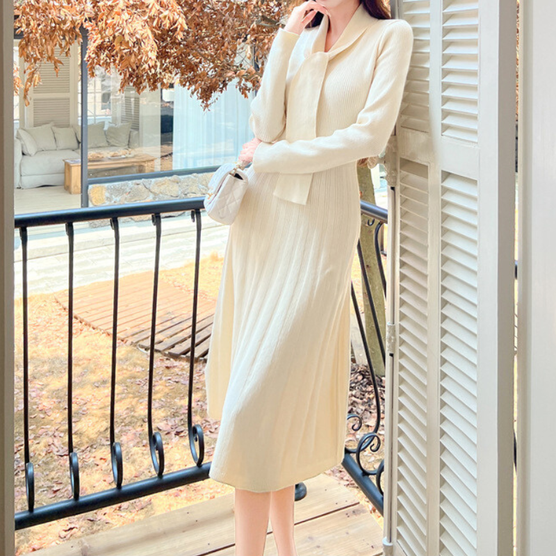 上品なリボンタイがポイントのホワイトニットワンピース|デートやお食事会にぴったり