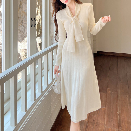 ホワイトのリボンタイリブニットワンピースを着た女性|清楚で上品な秋冬デートコーデ