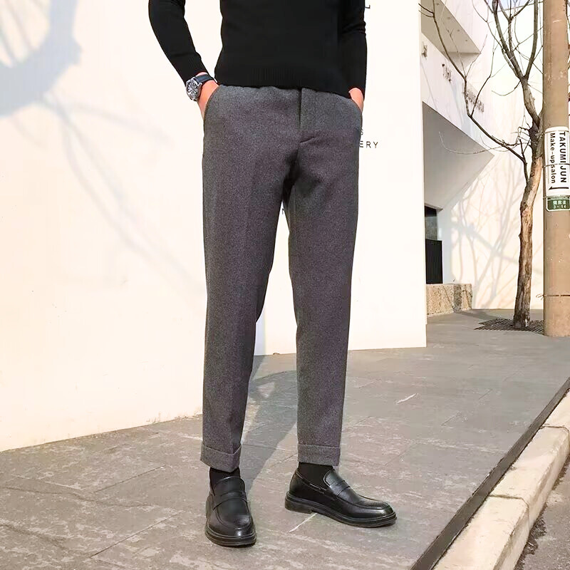 グレーのテーパードパンツを履いたコーデを横から撮影