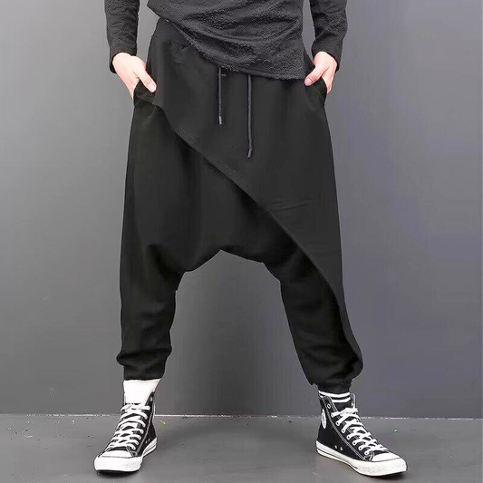 ブラックのアシンメトリーサルエルジョガーパンツを着用したメンズ全身コーデ画像