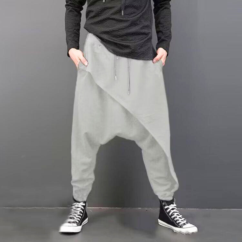 グレーのアシンメトリーサルエルジョガーパンツを着用したメンズ全身コーデ画像