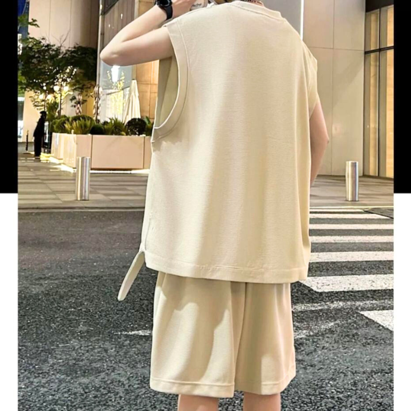 背中から見たベージュのノースリーブセットアップ。サイドベルトのニュアンスが特徴