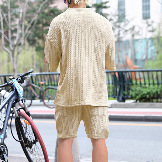 ベージュセットアップを後ろ姿で見せたナチュラルなリゾートコーデ