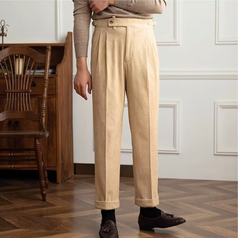 大人のリラックススタイルに最適なベージュのストレートパンツ(秋冬)