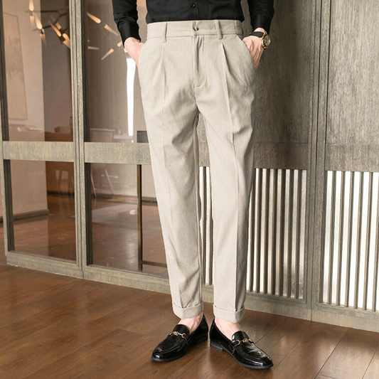 30代メンズにおすすめのベージュ系コーデュロイパンツ。秋冬のカフェコーデにぴったり