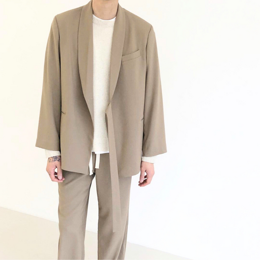 ジャケットと合わせたベージュドローコード付きパンツ 大人カジュアルスタイル