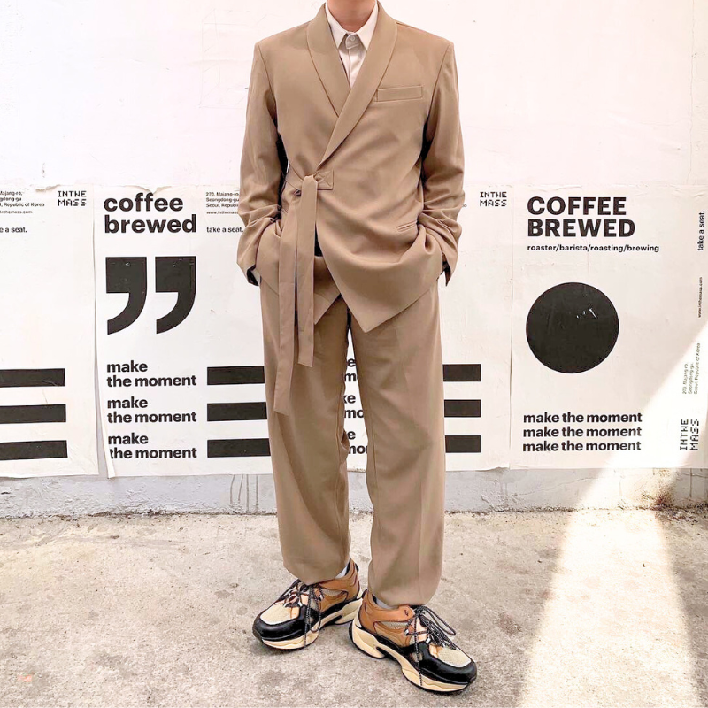 ドローコード付きベージュパンツを使ったラップジャケットコーデ 春秋のきれいめスタイル