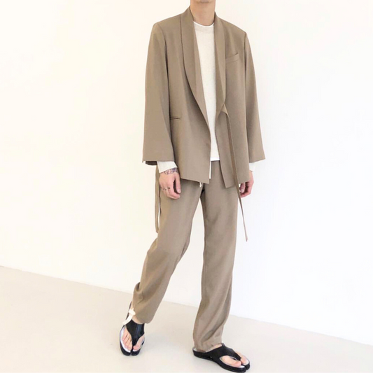 上品な艶感が魅力のベージュストレートパンツ 30代メンズ 春夏秋冬対応