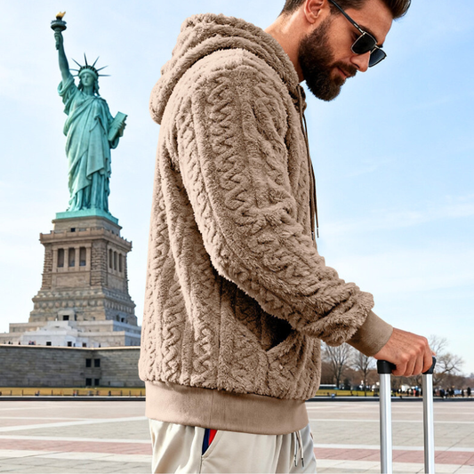 ベージュのフリースパーカー横向き|立体ケーブル調デザインが大人の洒落感を引き立てる