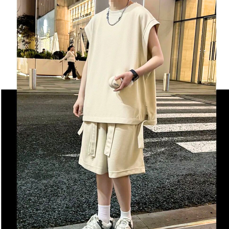 ベージュ系アイスシルク素材のセットアップで夏らしい軽やかさを表現
