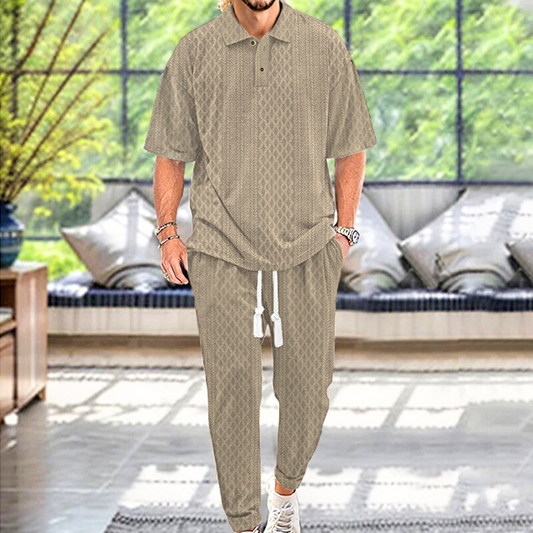 30代メンズにおすすめ ベージュのジャガードニット半袖ポロ×ジョガーパンツセットアップ
