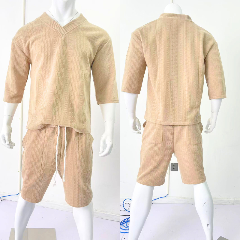 ベージュの半袖×ショートパンツセットアップをトルソーに着せた展示カット