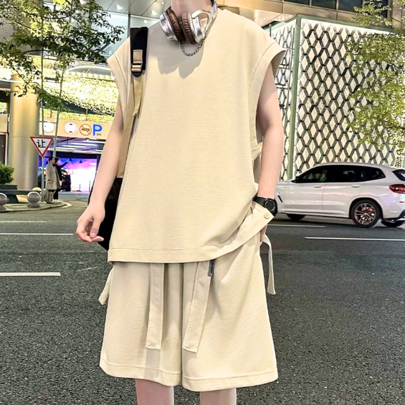 ベージュカラーのセットアップを着用した30代メンズのリラックススタイル
