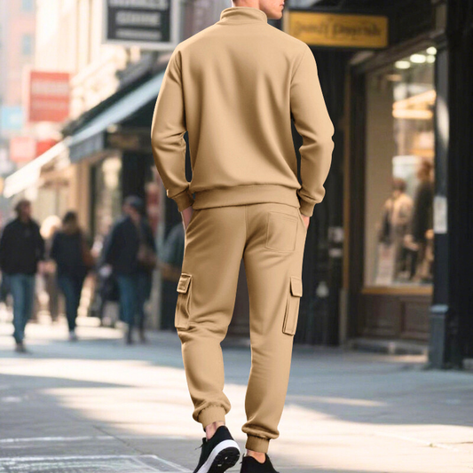 ベージュのスタンドカラースウェットセットアップ後ろ姿|シルエットが美しく大人の余裕を感じる