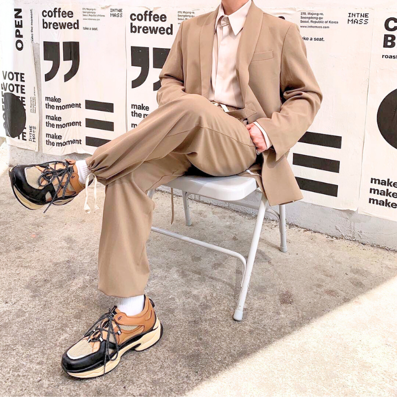 ベージュストレートパンツのリラックスコーデ 大人の余裕を感じさせる春秋スタイル