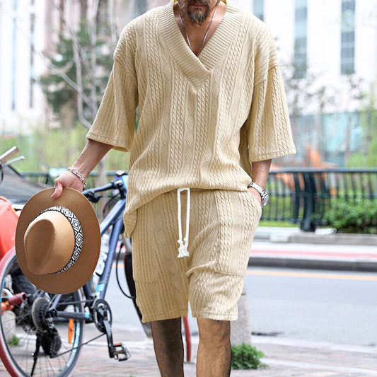 30代メンズ向けナチュラルベージュのサマーニットセットアップを着こなす夏の街歩きスタイル