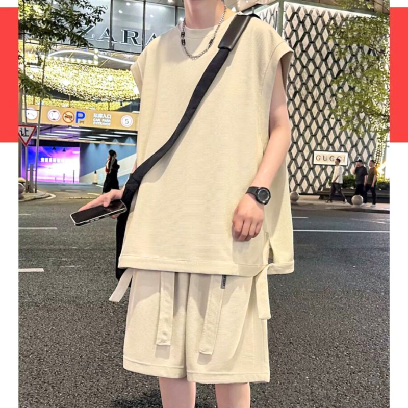 ベージュカラーのセットアップにアクセサリーを合わせた夜の都会コーデ