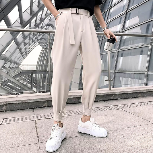 春夏の旅行スタイルに映えるベージュのタックパンツ×白スニーカーコーデ