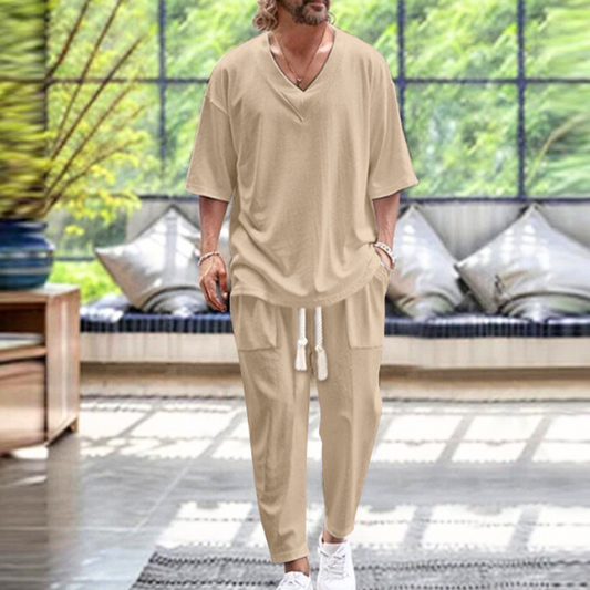 ベージュのVネックカットソーセットアップ 半袖トップス×パンツで大人の抜け感コーデ