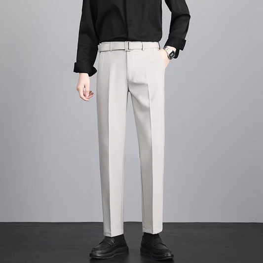 30代メンズに似合う春夏秋対応のベルト付きテーパードパンツを着用したフロントスタイル