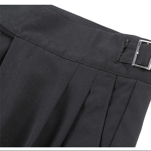 30代〜40代メンズの春コーデに合うブラックスラックスのディテールを写した接写カット