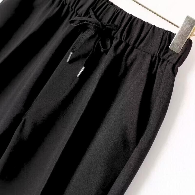 30代メンズ向けブラックのアンクル丈パンツ フロントディテール|紐付きで調整可能
