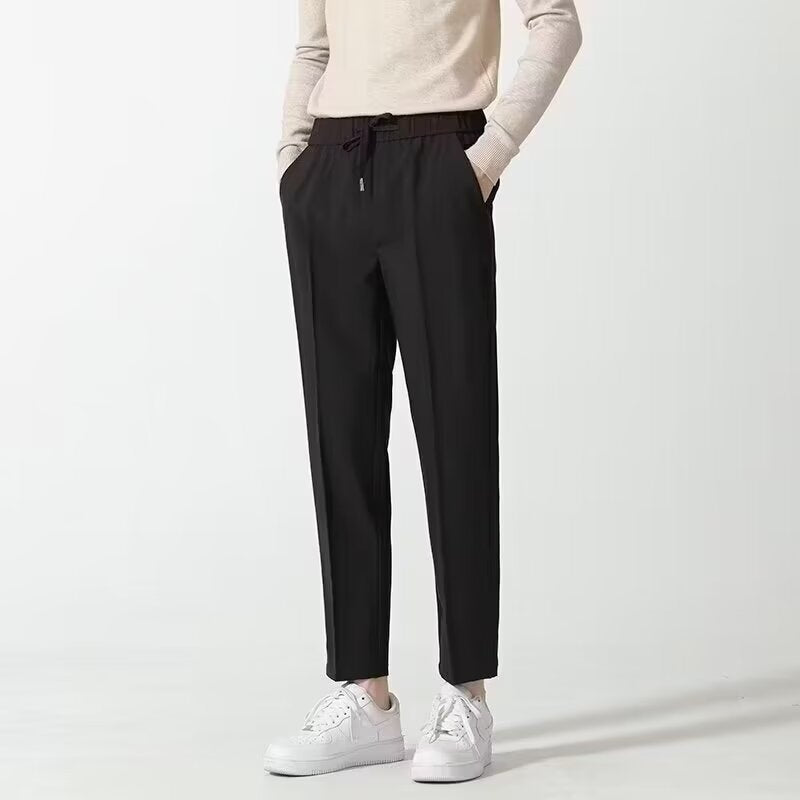 ブラックパンツを着こなす30代メンズコーデ 正面