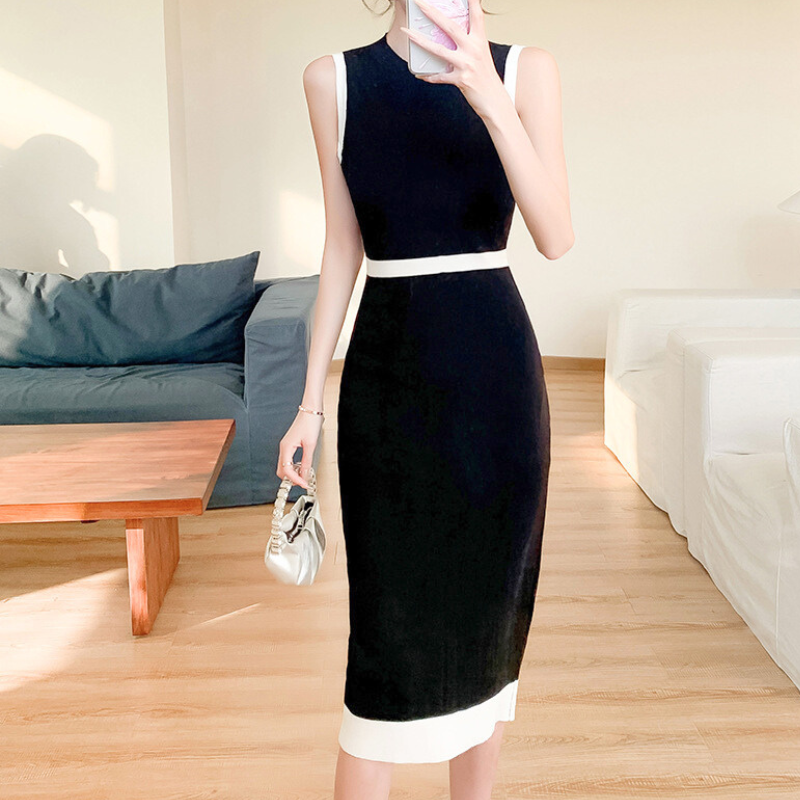 後ろ姿も美しいブラック配色ノースリーブリブニットワンピース 30代女性向け