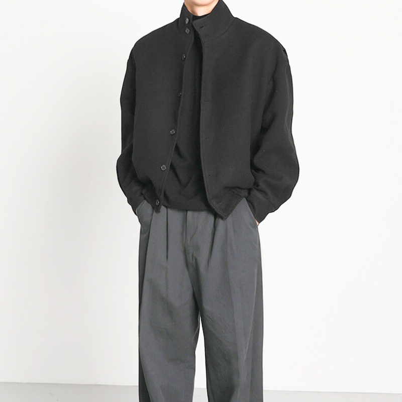 ブラックブルゾンを羽織った秋冬スタイル ゆるめワイドパンツと合わせた30代メンズコーデ