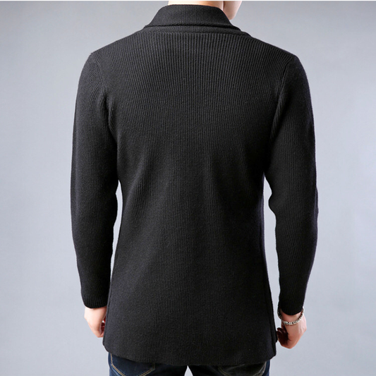 背面から見たシンプルカーディガン。滑らかなニット素材が上品。