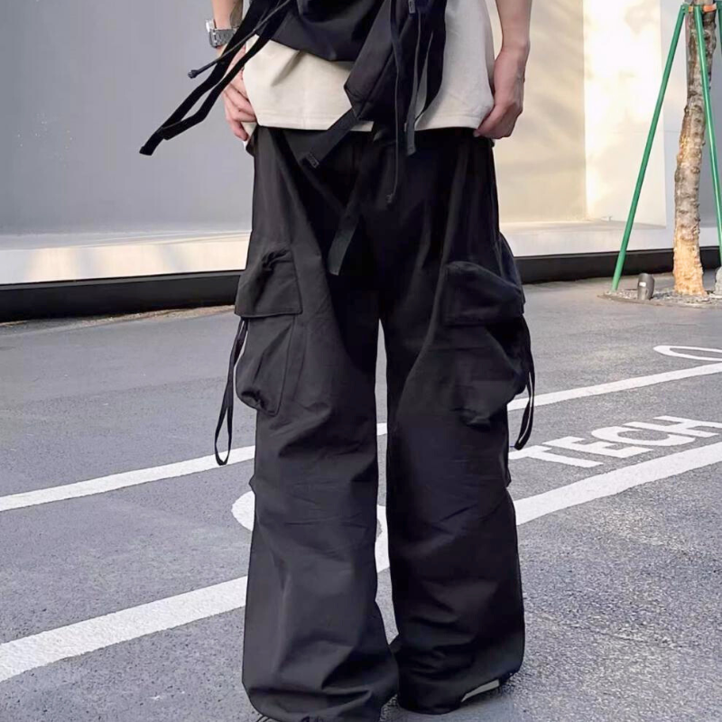 ブラックの立体ポケット付きカーゴパンツのワイドシルエットが魅力