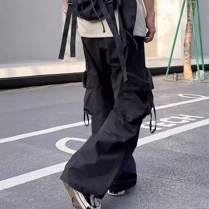 脚長効果も狙えるゆったり設計のブラックワイドパンツ