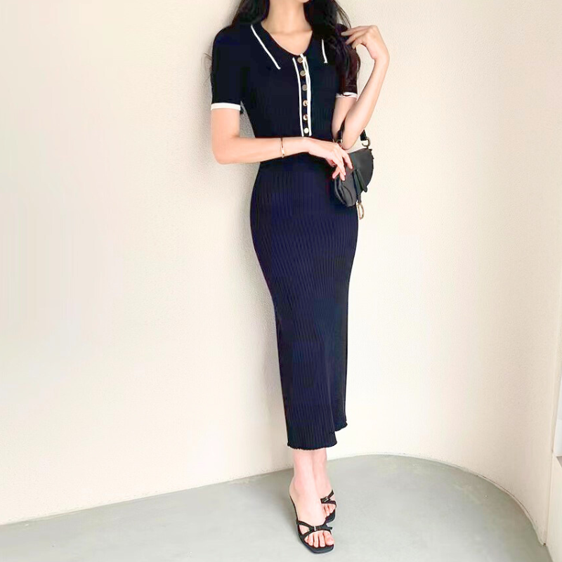 肩からバッグを掛けたブラックのサマーワンピース|大人の上品カジュアル