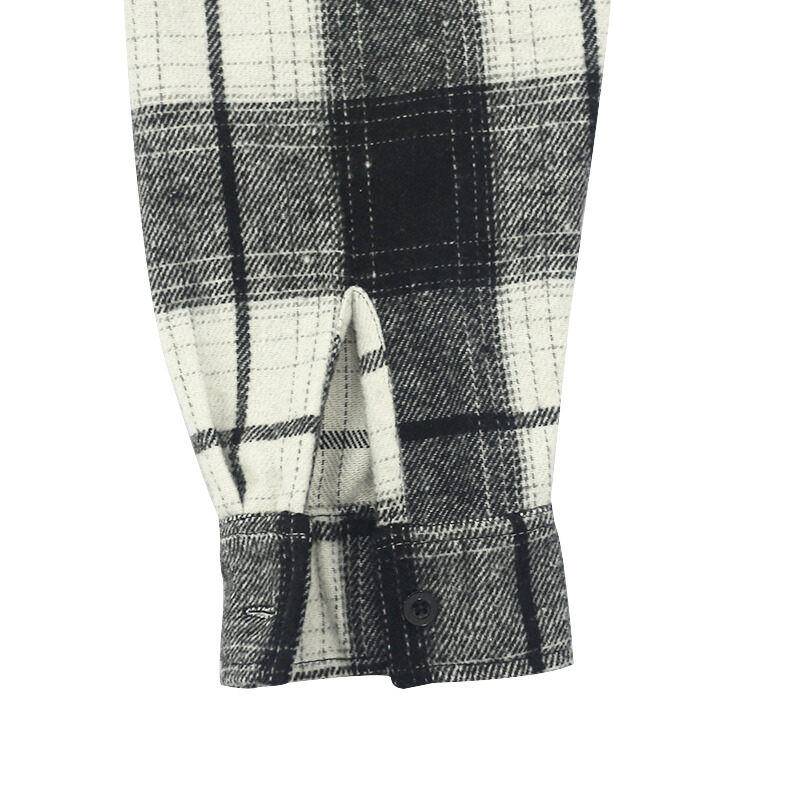 袖口ディテール写真|ボタンカフス仕様でシルエットをすっきり引き締めるデザイン