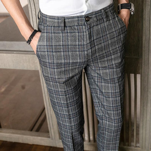 ブラック系チェック柄テーパードパンツを着こなす大人メンズ。シャツとの相性も抜群。