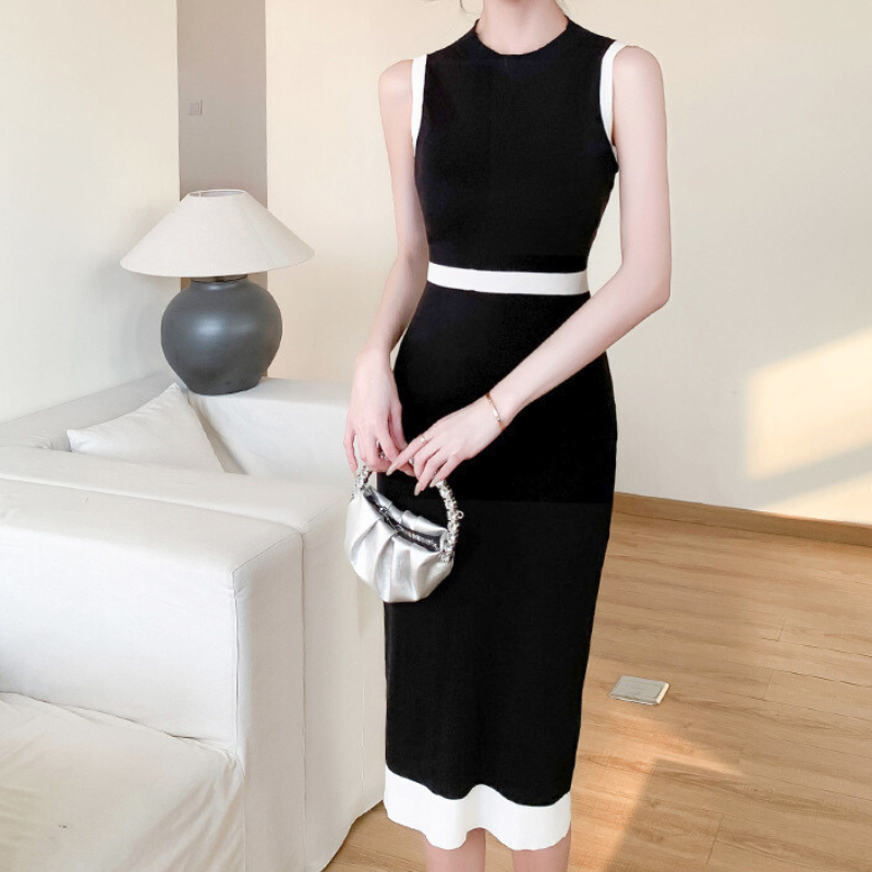 夏の街歩きに映えるブラック配色リブニットワンピース ノースリーブの上品コーデ