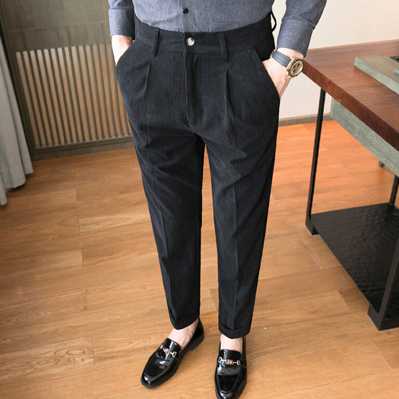 ブラックのコーデュロイパンツは1本あると万能