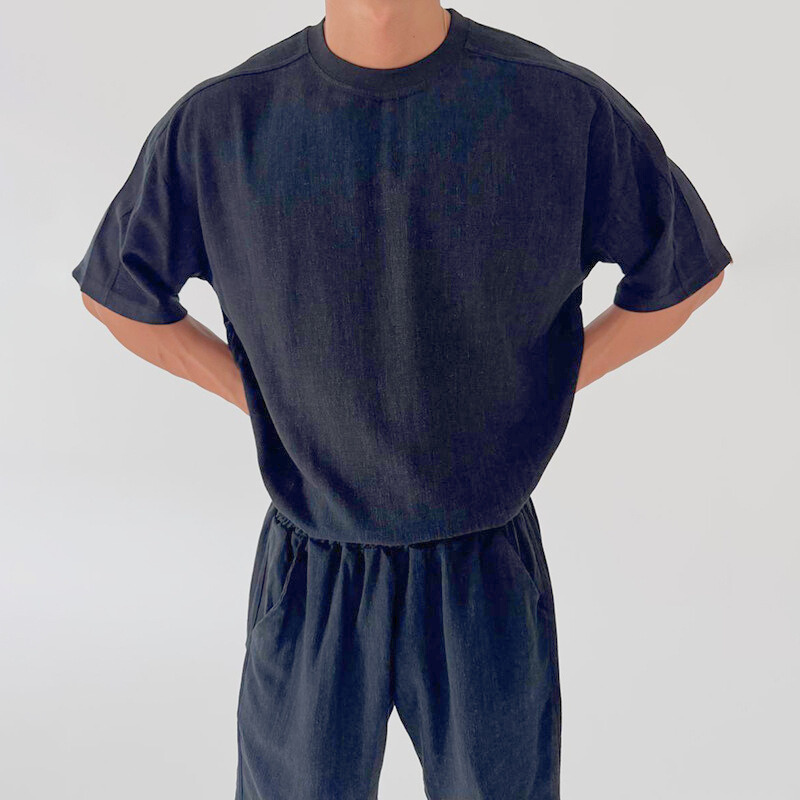 クルーネックデザインのトップスとハーフパンツの夏コーデ