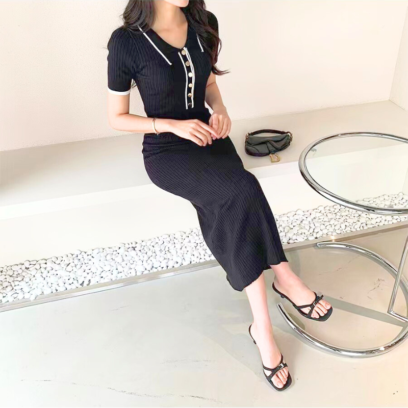 ソファに座って足元まで見せたブラックの襟付きニットワンピスタイル